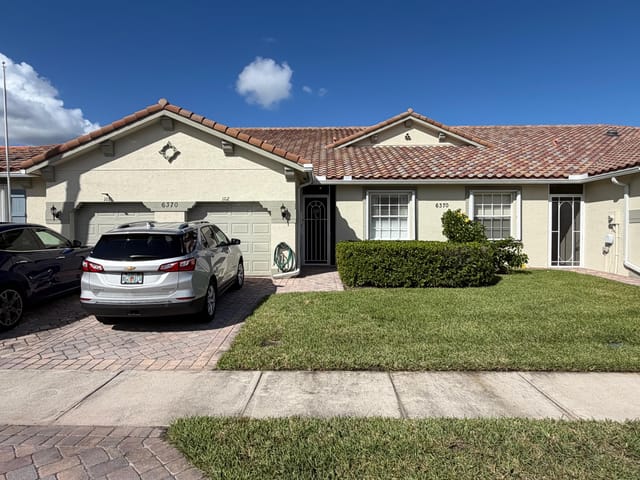 6370 OXFORD Circle 102, Vero Beach, FL 32966