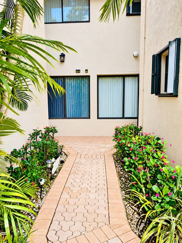 950 MOCKINGBIRD Lane 614B, Plantation, FL 33324