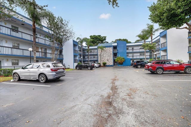 3070 HOLIDAY SPRINGS Boulevard 304, Margate, FL 33063