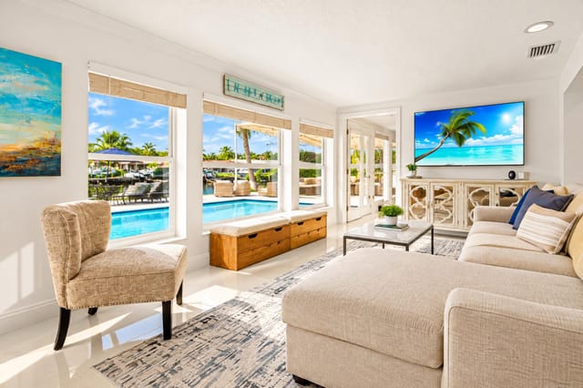 007 - Living Room - Pool View