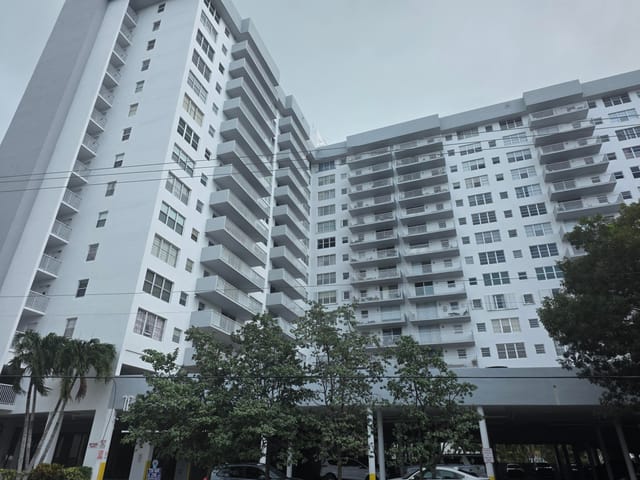 137 GOLDEN ISLES Drive 609, Hallandale Beach, FL 33009