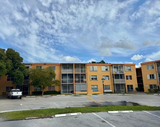4364 NW 9th Avenue 16-1d, Pompano Beach, FL 33064